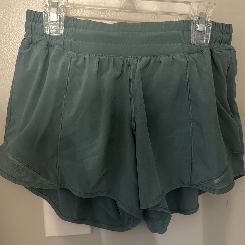 Lululemon hotty hot 3.5” shorts size 6 in sage green